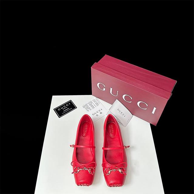 橙子出厂价 Gucci 古驰2024Ss 蝴蝶结马衔扣芭蕾舞鞋 方头平底单鞋 王炸走秀款 猪鼻子原版开发版型 材质：超纤皮 码数：35-40